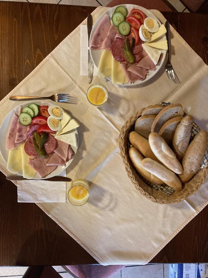 Penzion Restaurace Zatisi ルンブルク エクステリア 写真